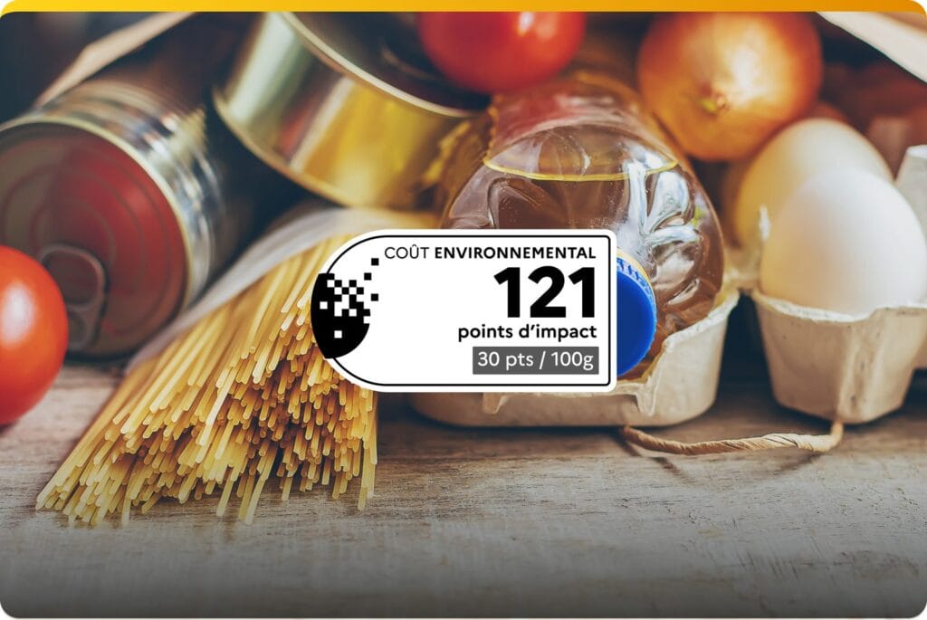 Panier de produits alimentaires avec une étiquette indiquant un coût environnemental de 121 points d'impact